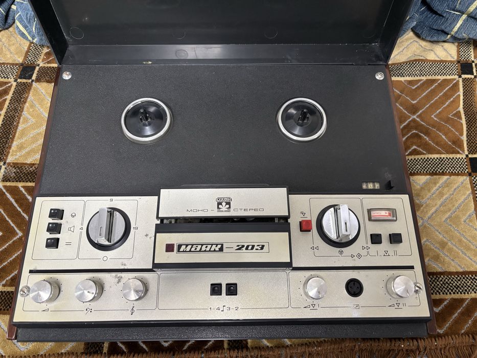 Магнітофон бобінний Маяк-203.