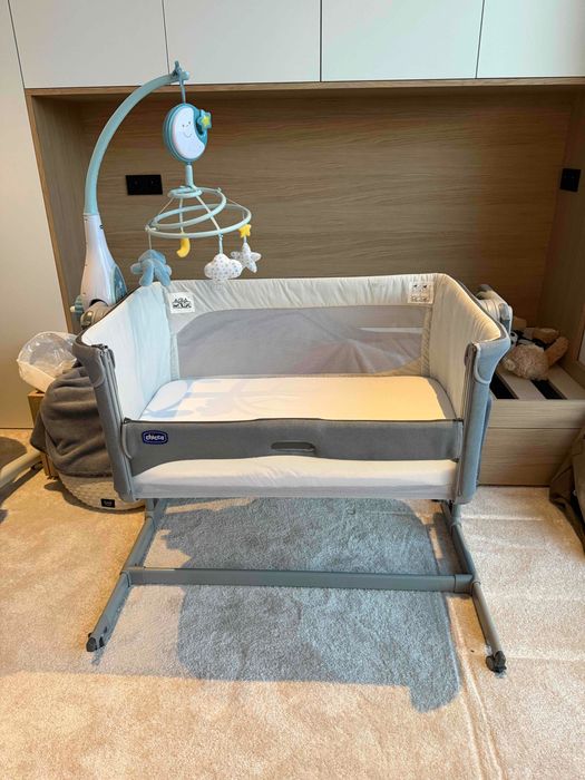 Chicco Next2Me Magic Evo – łóżeczko/dostawka + karuzela GRATIS