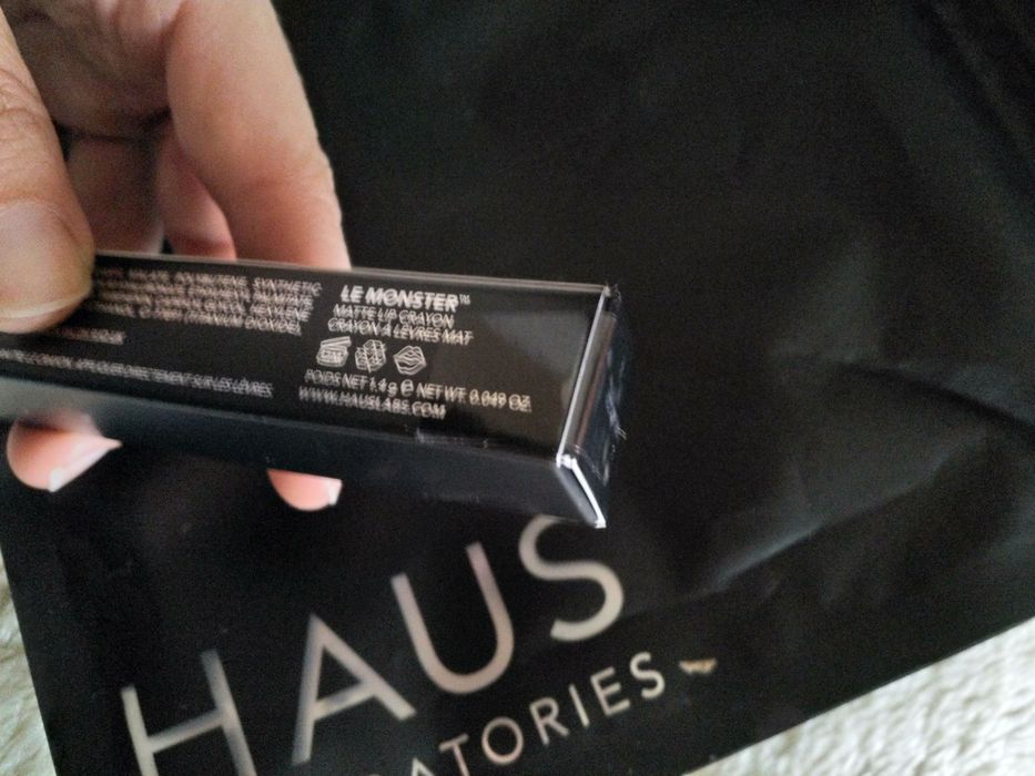 HAUS Le Monster Matte Lip Crayon

• marca Lady Gaga • selado • vegan