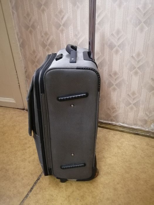 Продам чемодан средней величины, б/у.