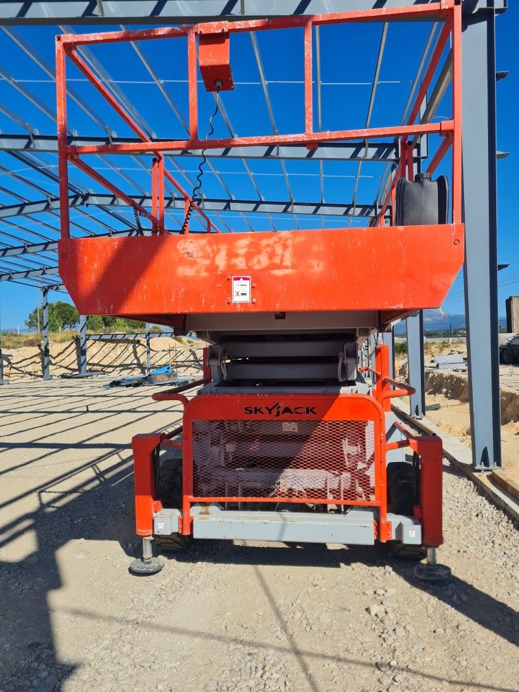Tesoura elevatória SkyJack SJ9250RT