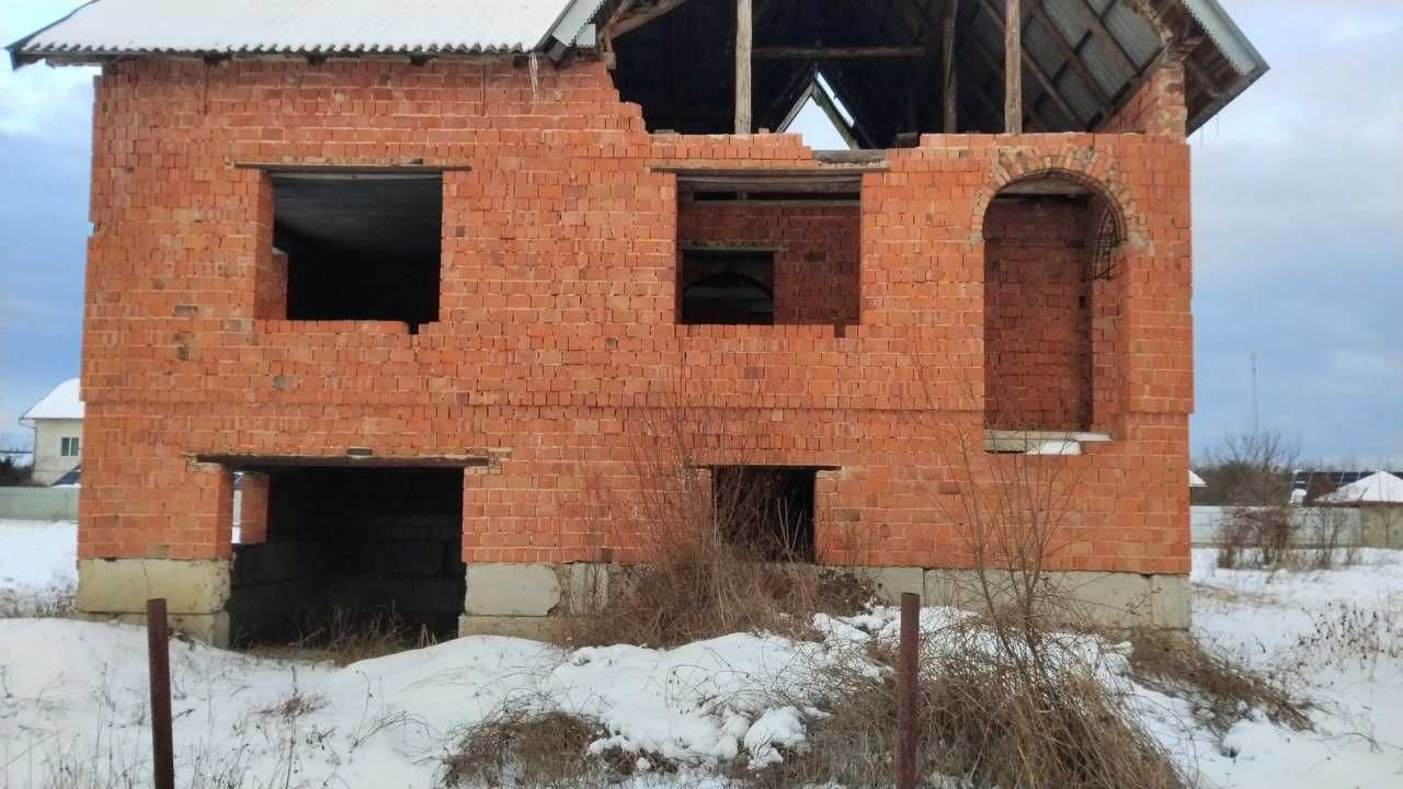 Двоповерховий цегляний будинок з земельною ділянкою в с.Підлісся