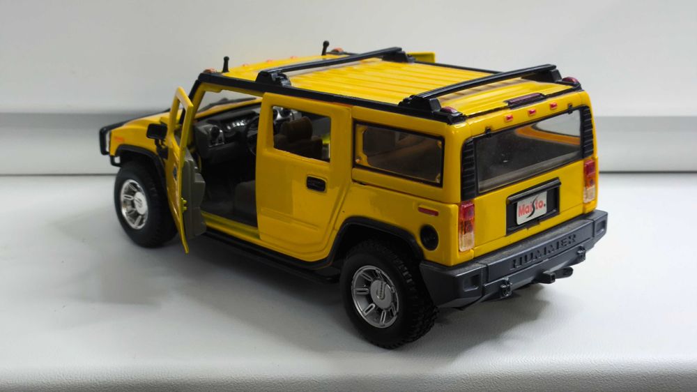 Модель, машинка Hummer H2 SUV 2004 1.24 Maisto