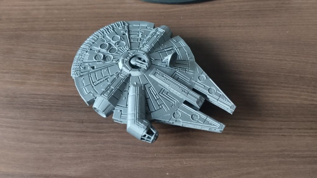 Nave space 1999 Millennium Falcon