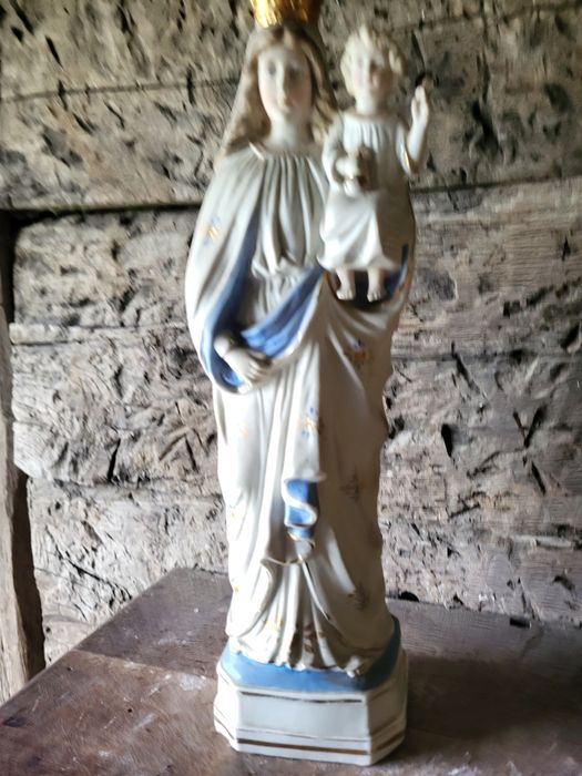 Biskwit Maryja Królowa z porcelany