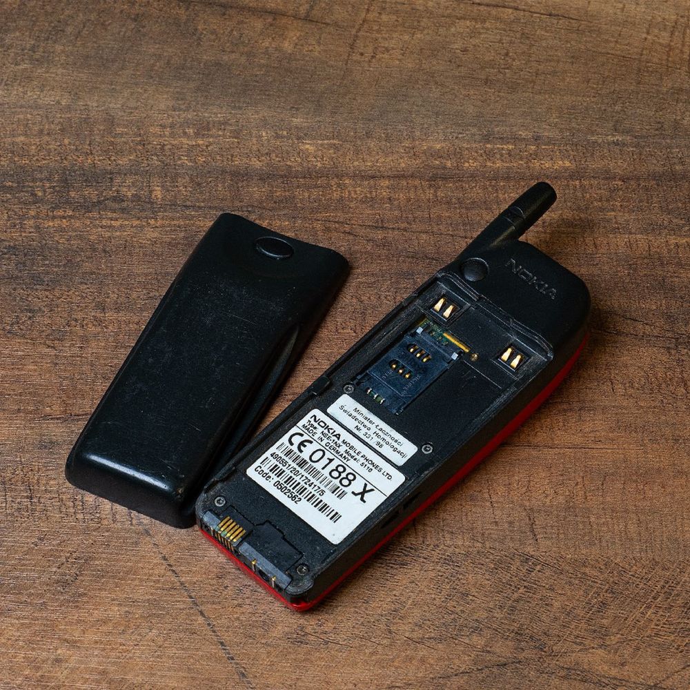 Nokia 5110 w czerwonej obudowie – retro telefon GSM