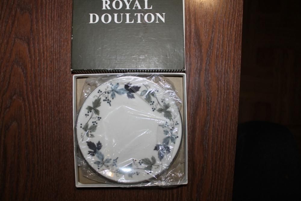 Колекційна тарілка блюдце, зі срібним розписом Royal Doulton