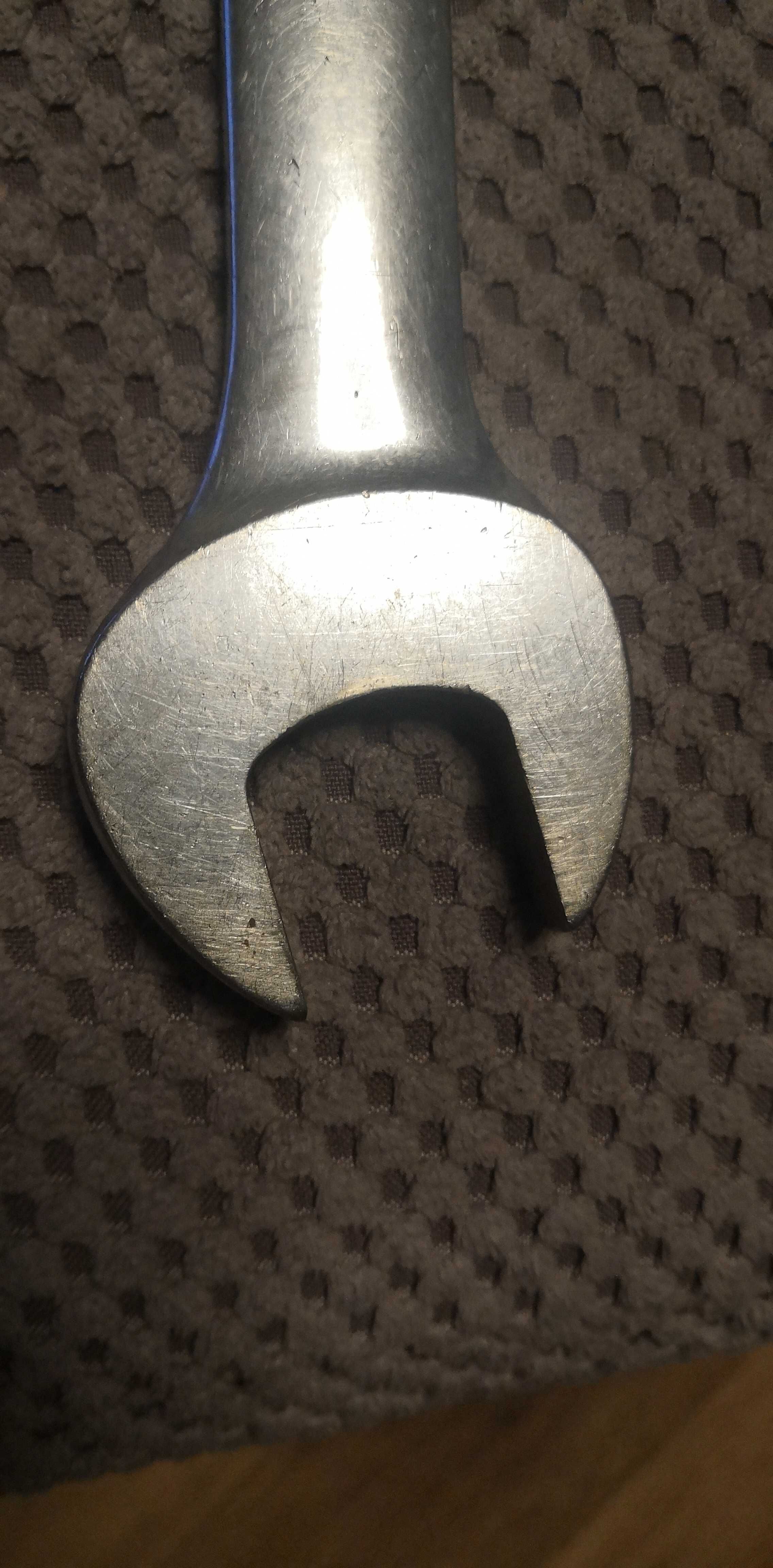 Klucz płasko-oczkowy z  grzechotką 24 mm. GARANT.