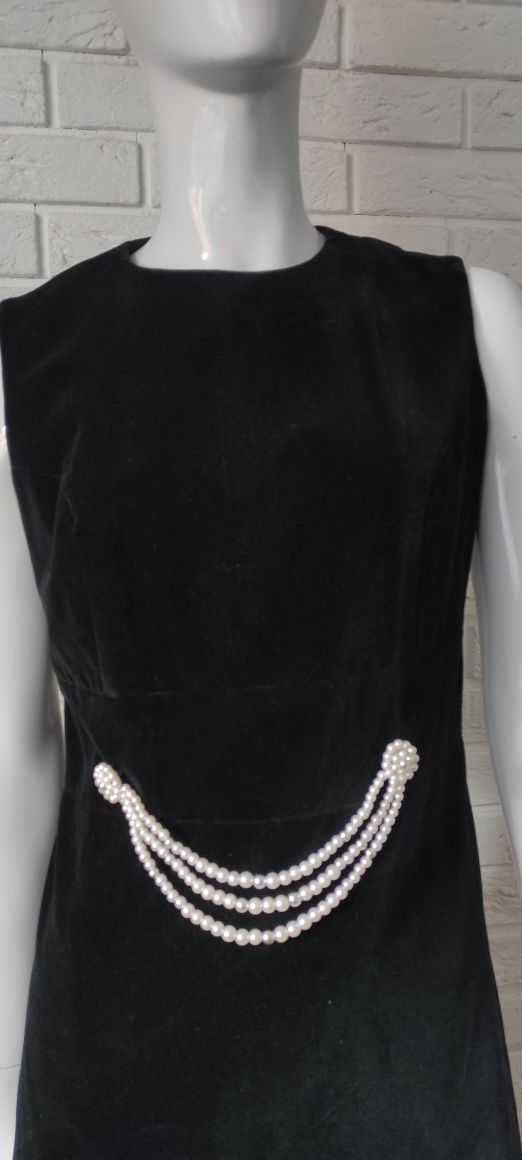 Czarna sukienka aksamit perły 38