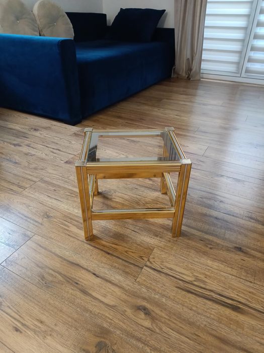 Szklany stolik z złotą ramą
