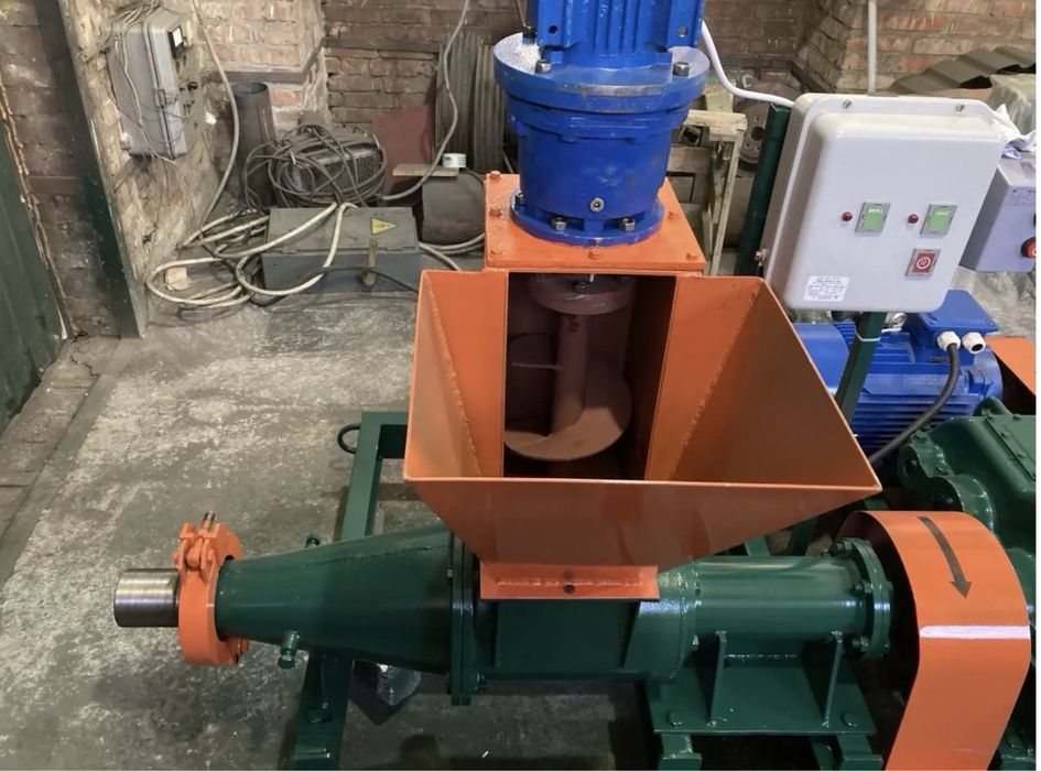 Прес шнековий для пресування вугільноі пилі
