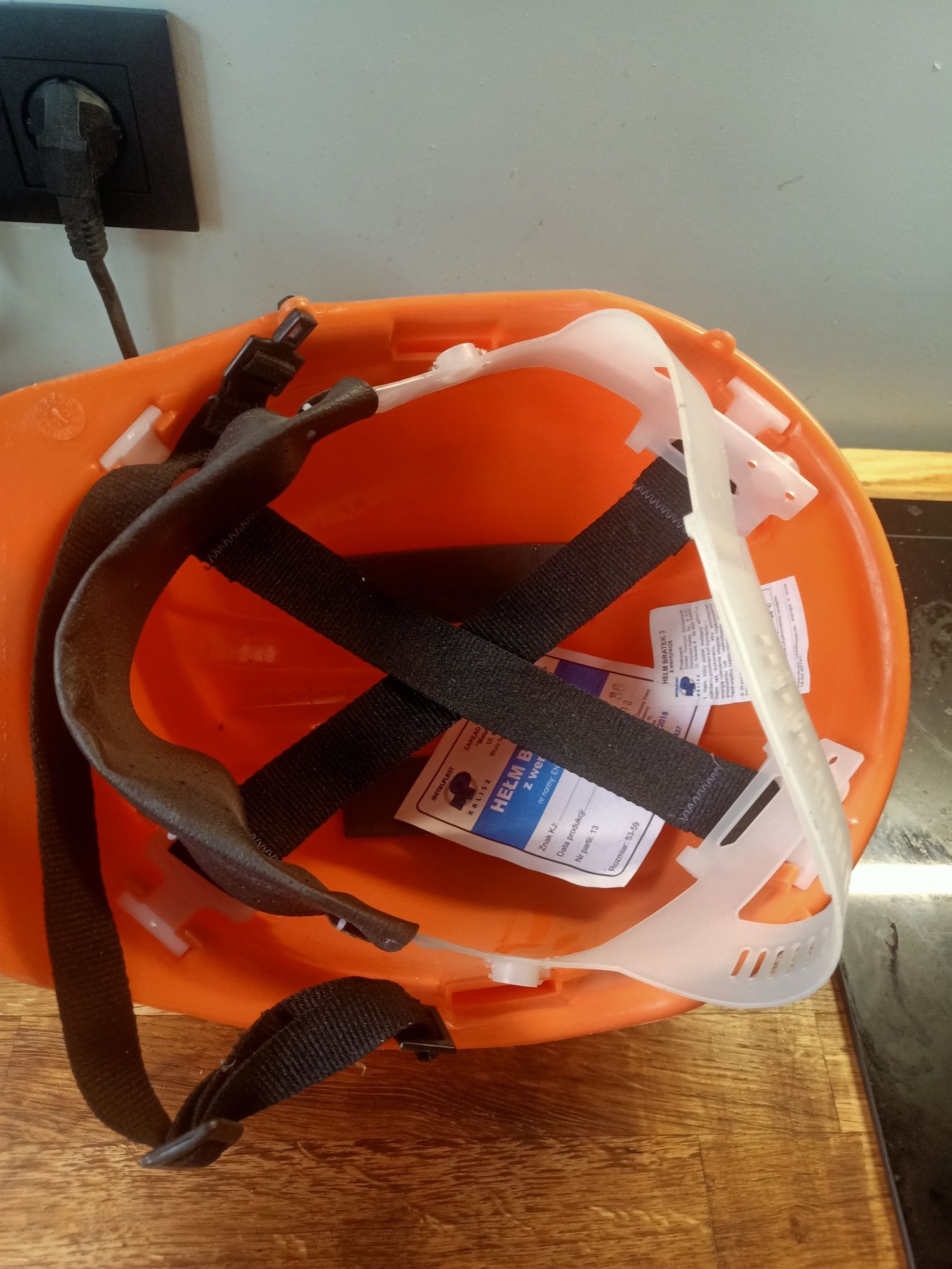 Hełm, kask Bratek-3 z wentylacją. .