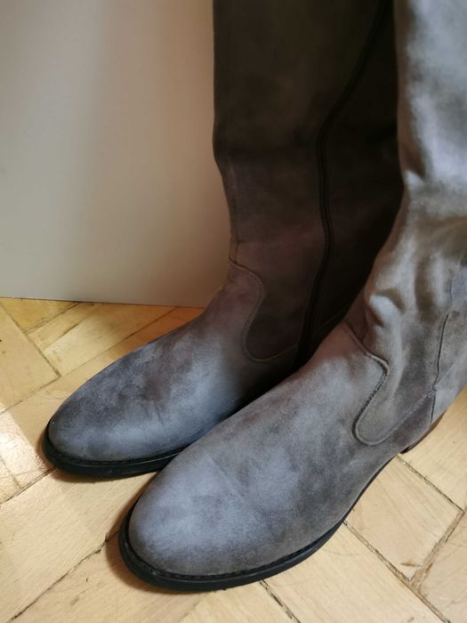 Szare wysokie kozaki