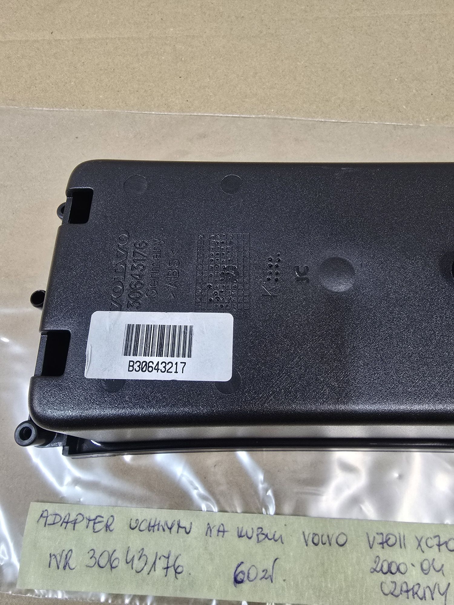 Adapter uchwytu na kubki volvo V70II XC70II CZARNY