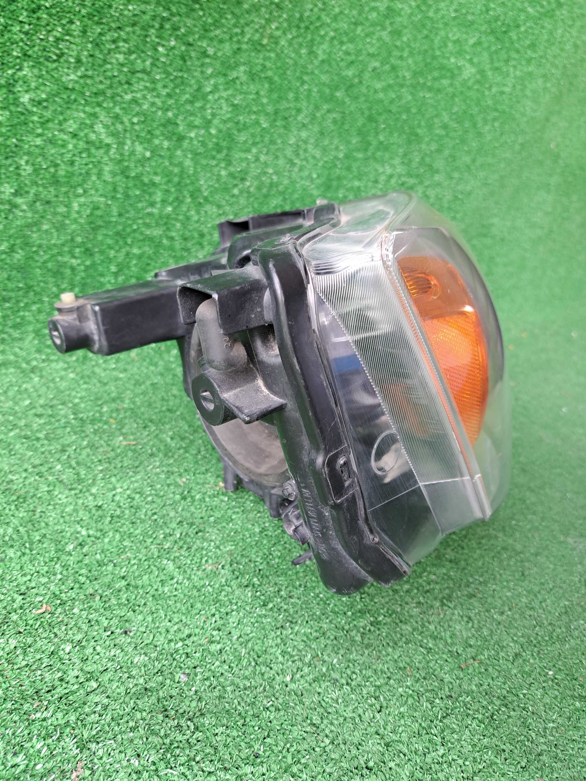 Lampa prawa przednia Chrysler Voyager Town szkło