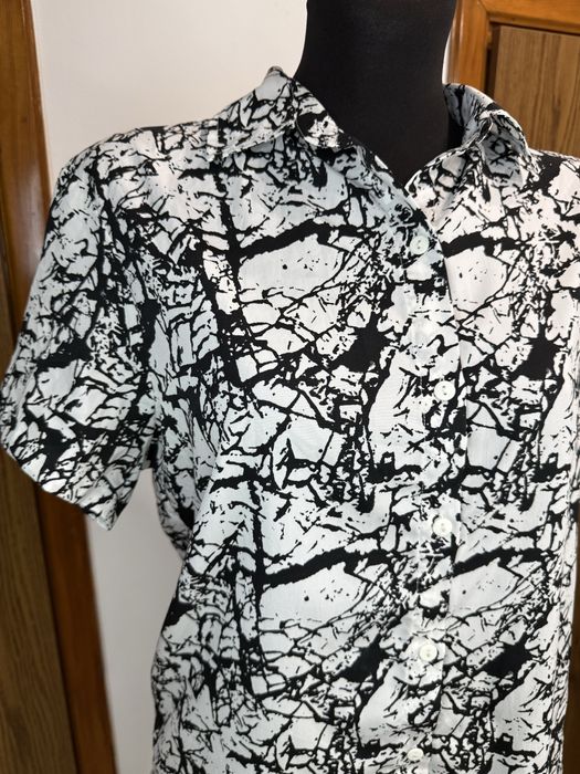 Biało czarna koszula oversize z krótkim rękawem