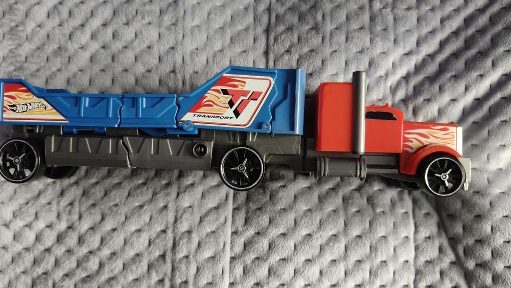 Auto Hot wheels z kraksą