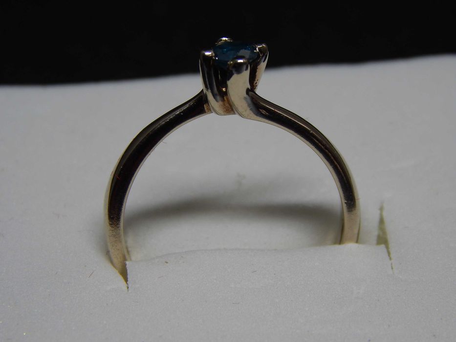 złoty pierścionek z niebieskim diamentem