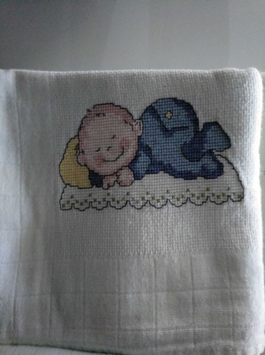 5 Fraldas de pano para bebé com desenhos bordados a ponto cruz.