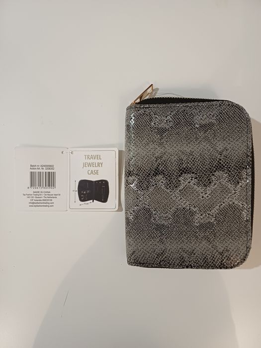 Podróżny organizer na biżuterię.