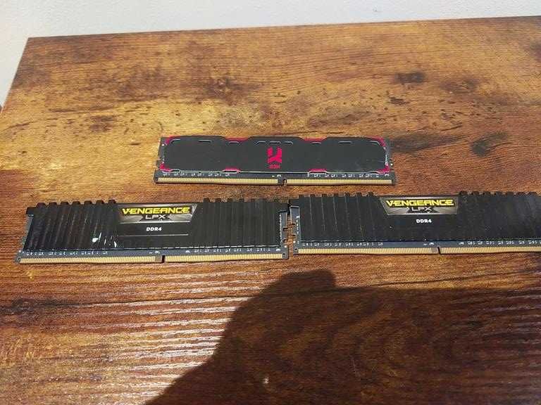 Pamięć RAM Corsair Vengeance LPX DDR4 16GB + Goodram 8GB