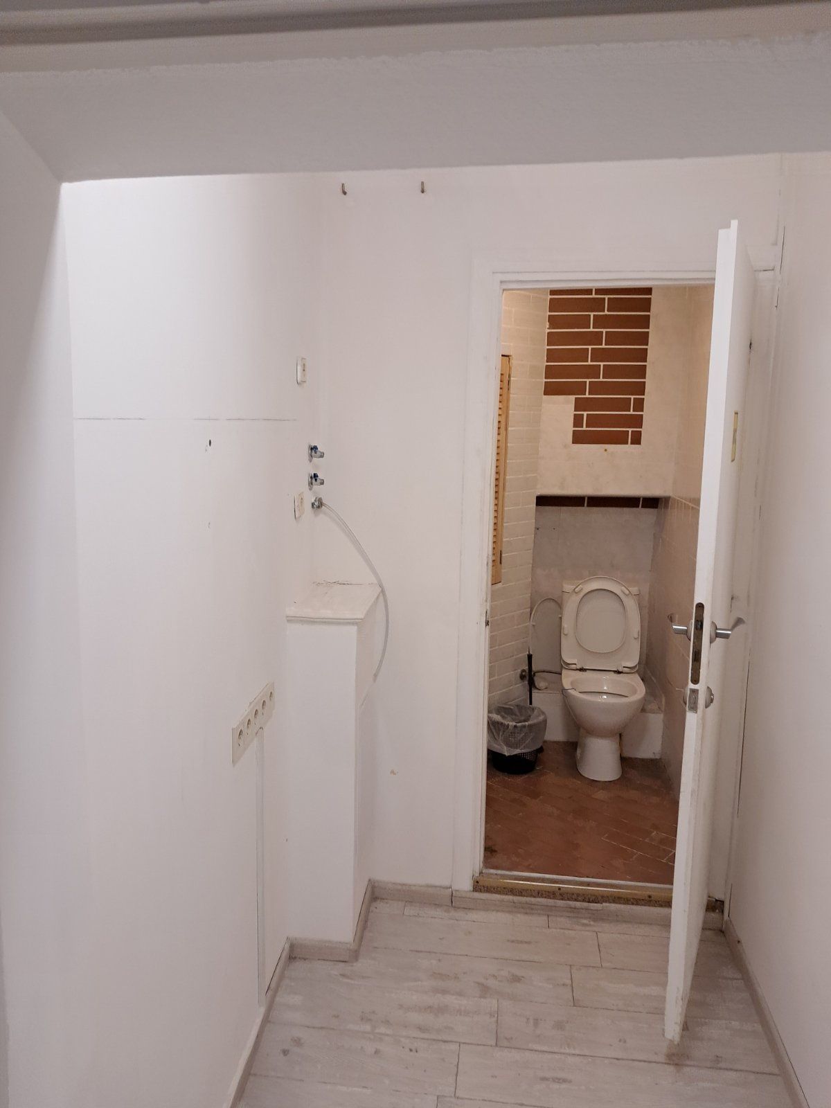 Аренда под офис, салон, шоу-рум - 65 м.кв., в центре.