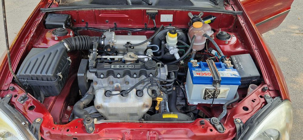 Деу Ланос 1.5 червоний