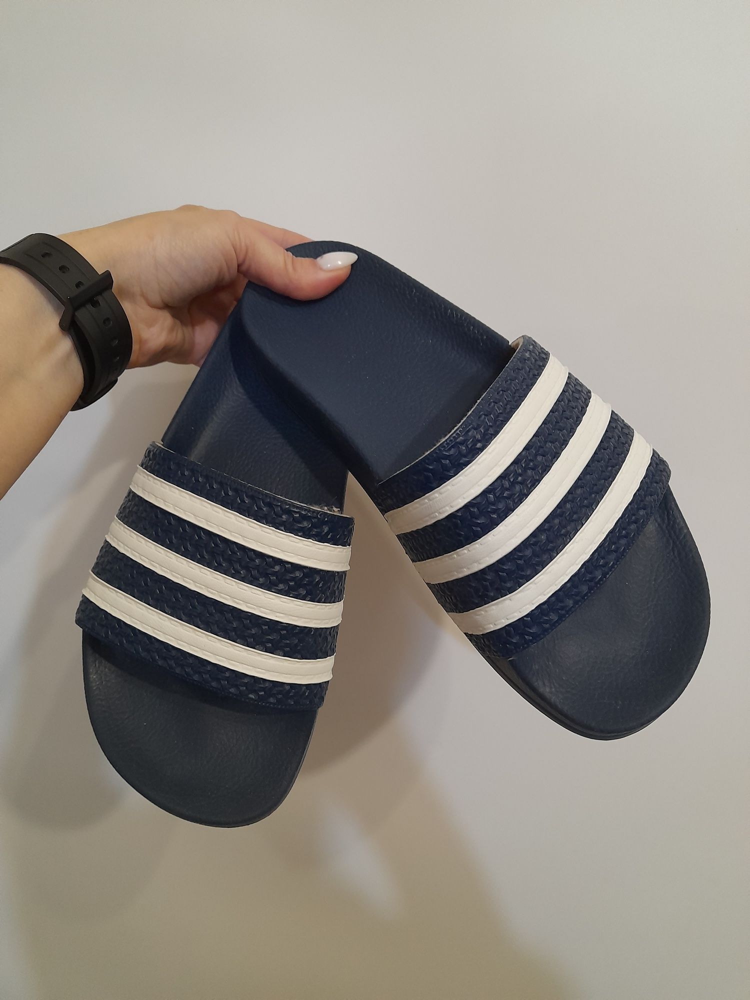 Adidas сині шльопанці жіночі або підліткові