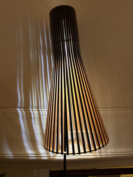 Candeeiro de pé ripas preto