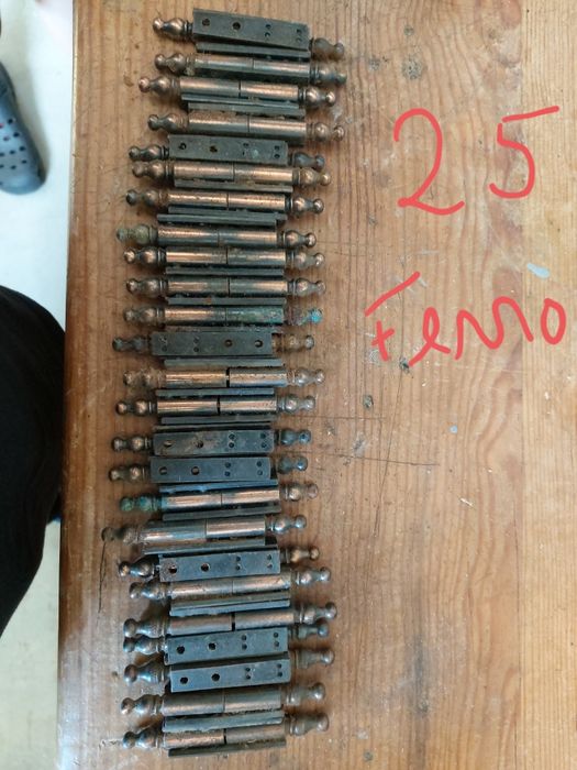 Dobradiças novas com 30 mais de anos . Com marcas do tempo. Cozinha