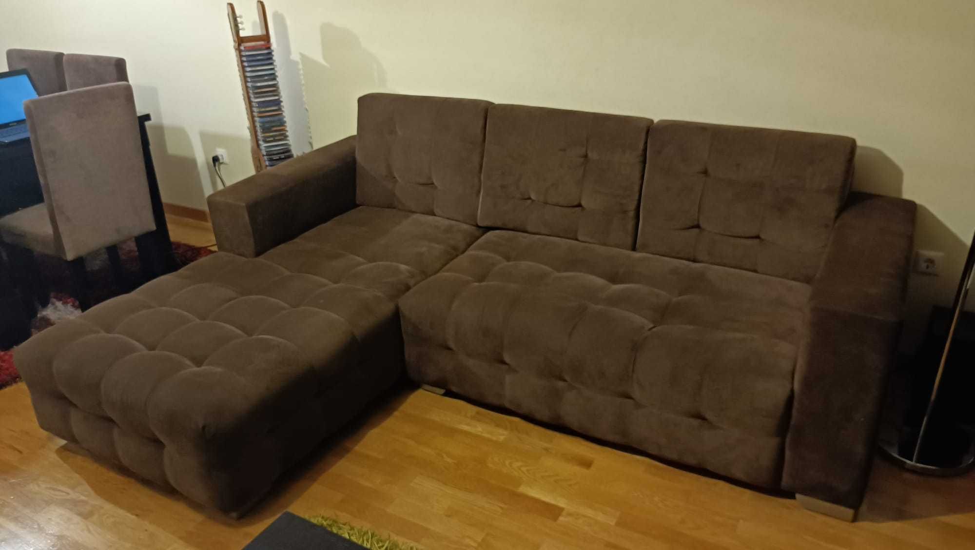 Sofá com chaise long em tecido castanho e com capitonê