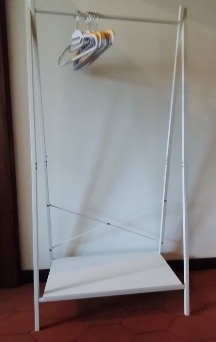 Cabide para roupas com base