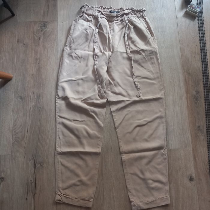 Beżowe spodnie paperbag chinos baggy Stradivarius r.M