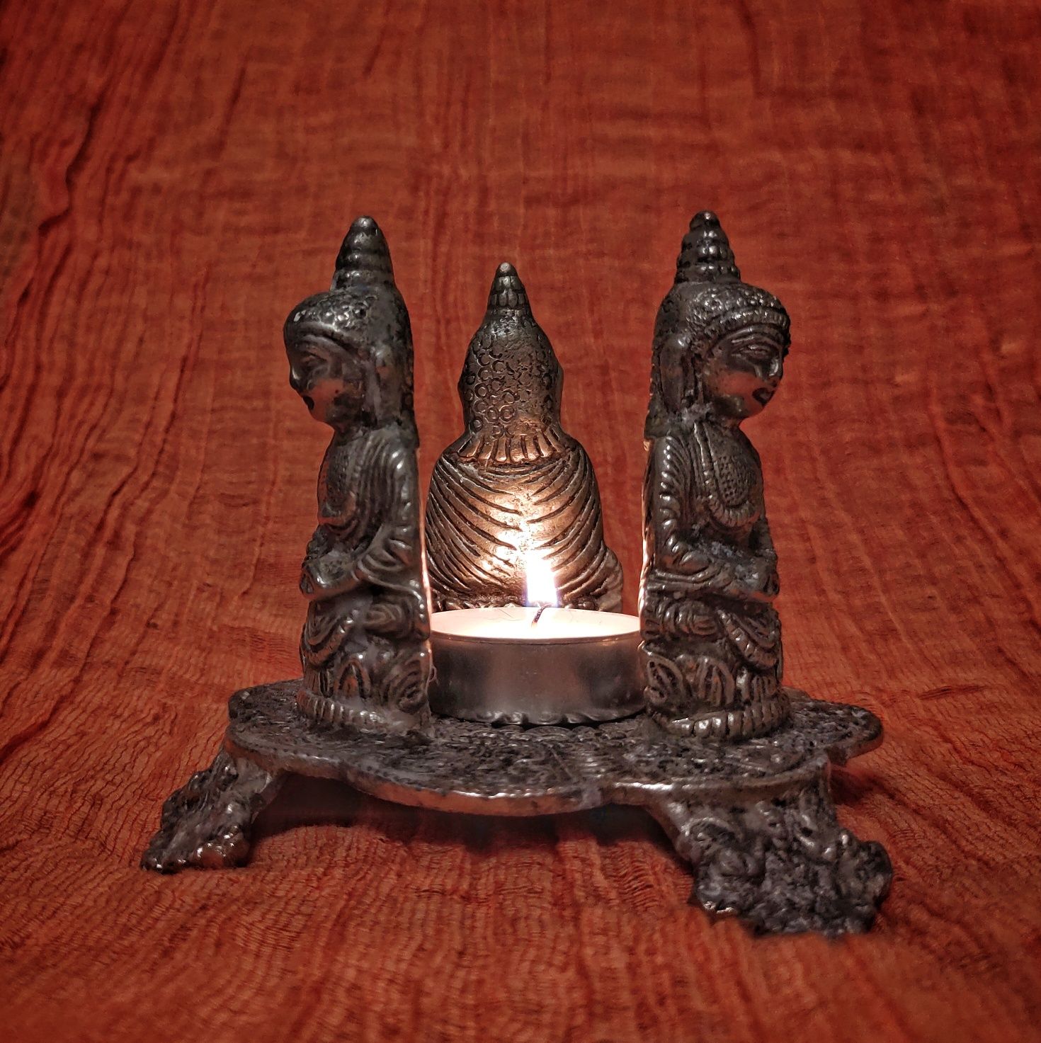 Piękny buddyjski świecznik / podgrzewacz