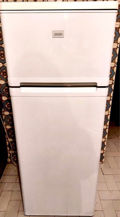 Frigorífico Zanussi com congelador