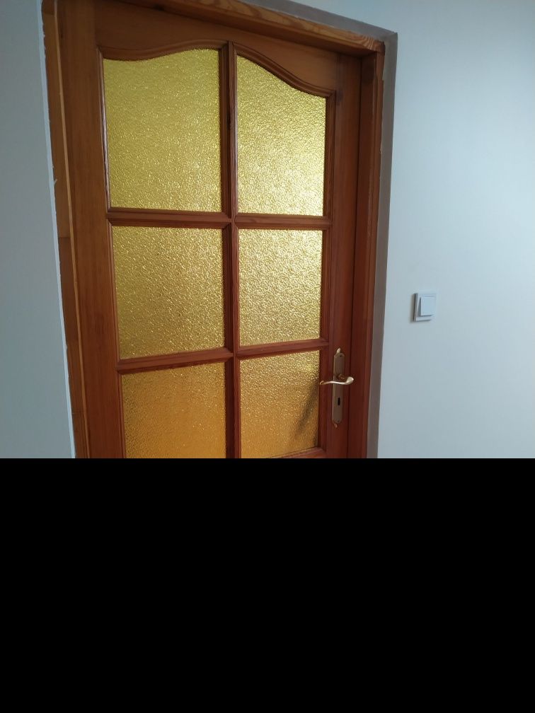 Drzwi drewniane wewnętrzne bardzo dobre.