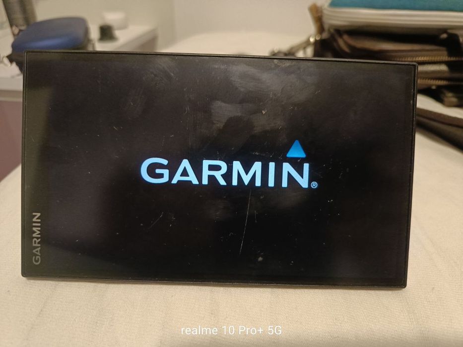 Garmin DriveSmart 61 LMT-D. На фото царапина захисної плівки.