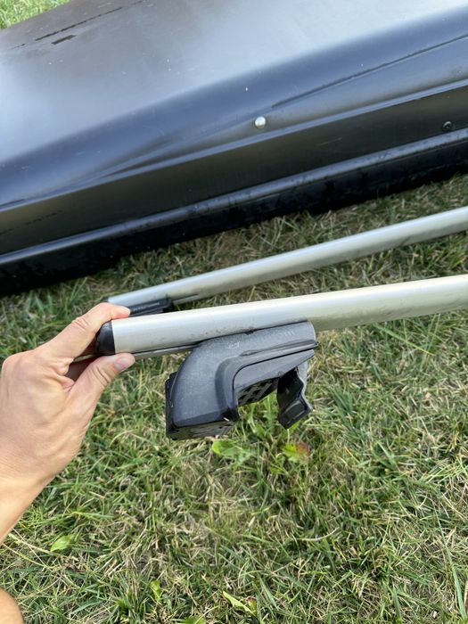 Багажник на автомобіль з рейлінгами в зборі