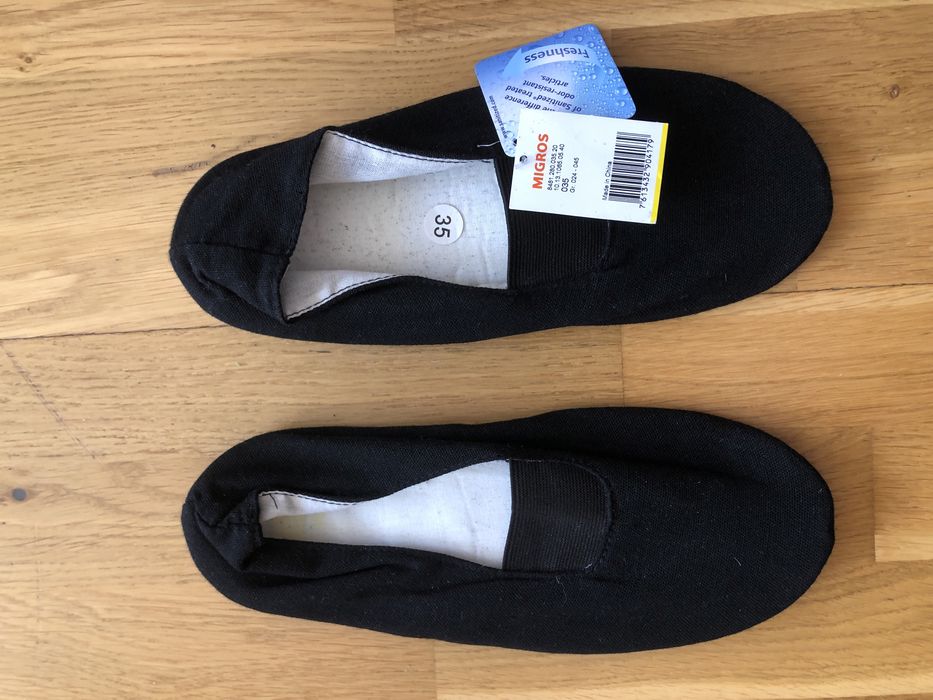 Чешки чорні тканинні дитячі розмір 35 нові фірмові