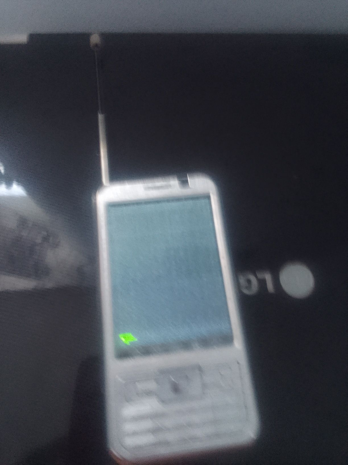 Iphone з телевізором ,стілусом можна слухати радіо без гарнітури