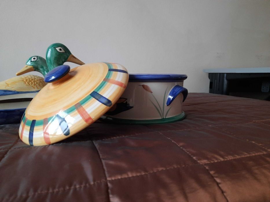Conjunto de duas peças em faiança de Alcobaça