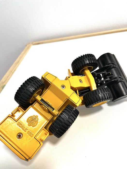 Іграшковий трактор Volvo L320 Joal