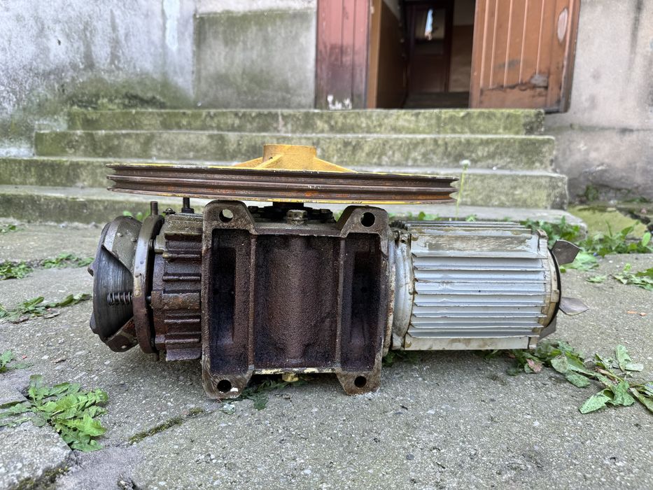 Silnik elektryczny z reduktorem i kołem pasowym (Sprawny)