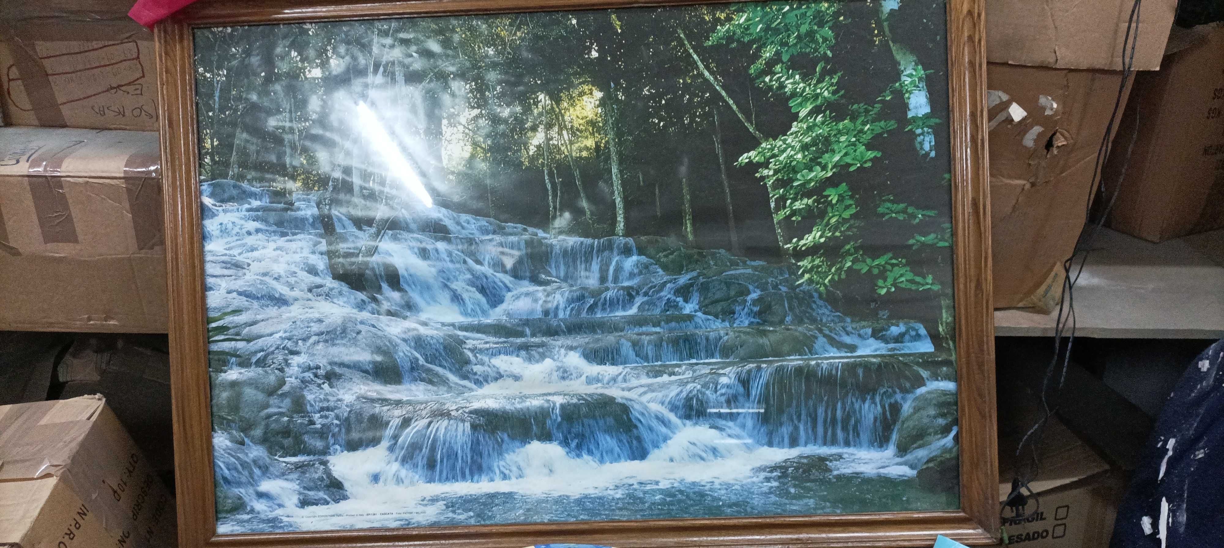 Quadro de paisagem com moldura em castanho