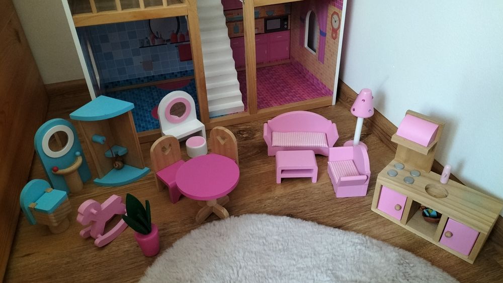 Domek dla lalek plus mebelki