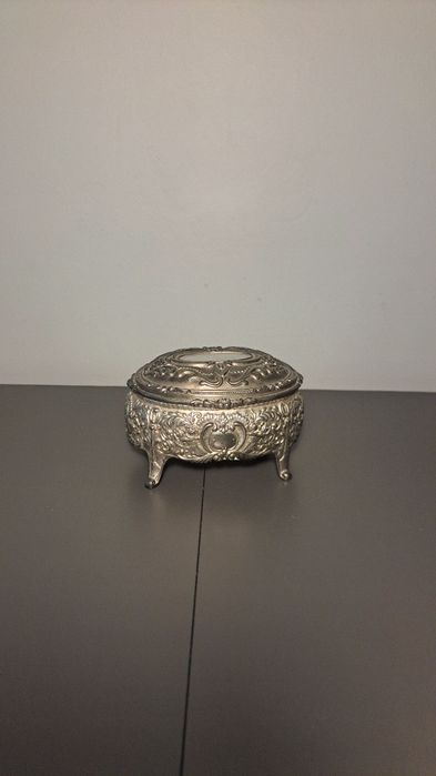 Pudełko na biżuterię z posrebrzanego metalu