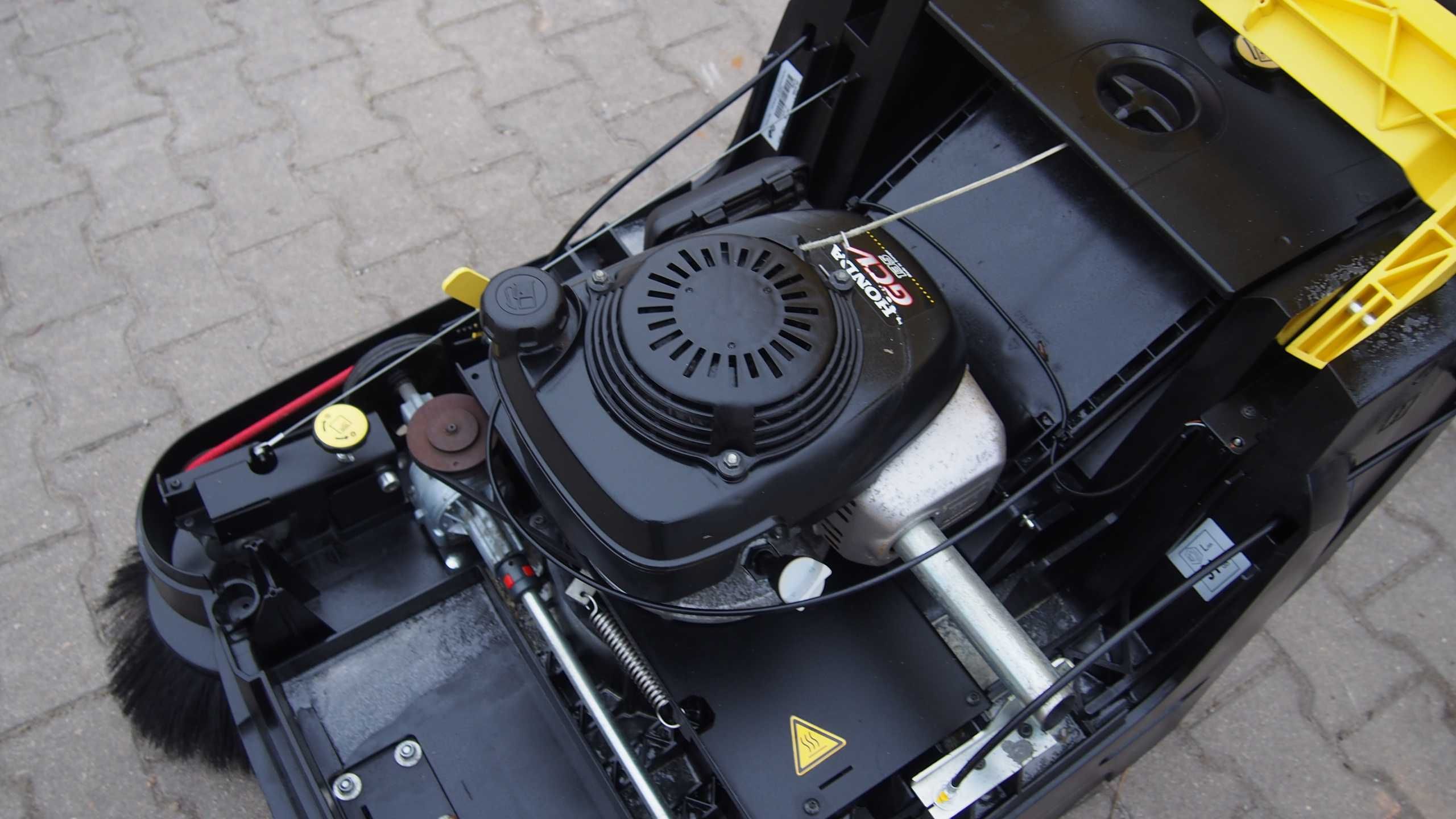 Karcher Professional KM 75/40 w zamiatarka spalinowa Honda