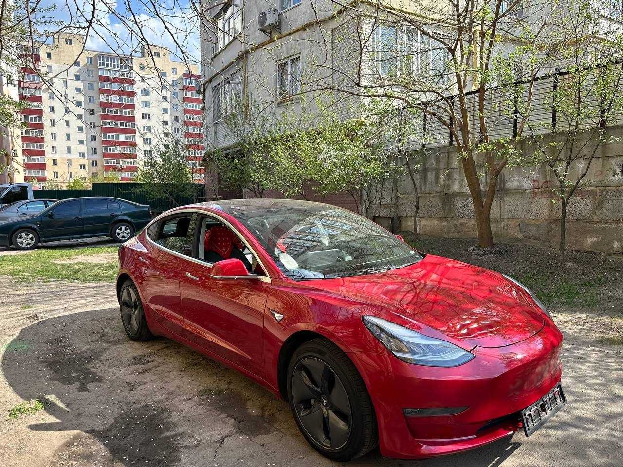 Tesla model 3 / RED / 2019 / Mid Range
