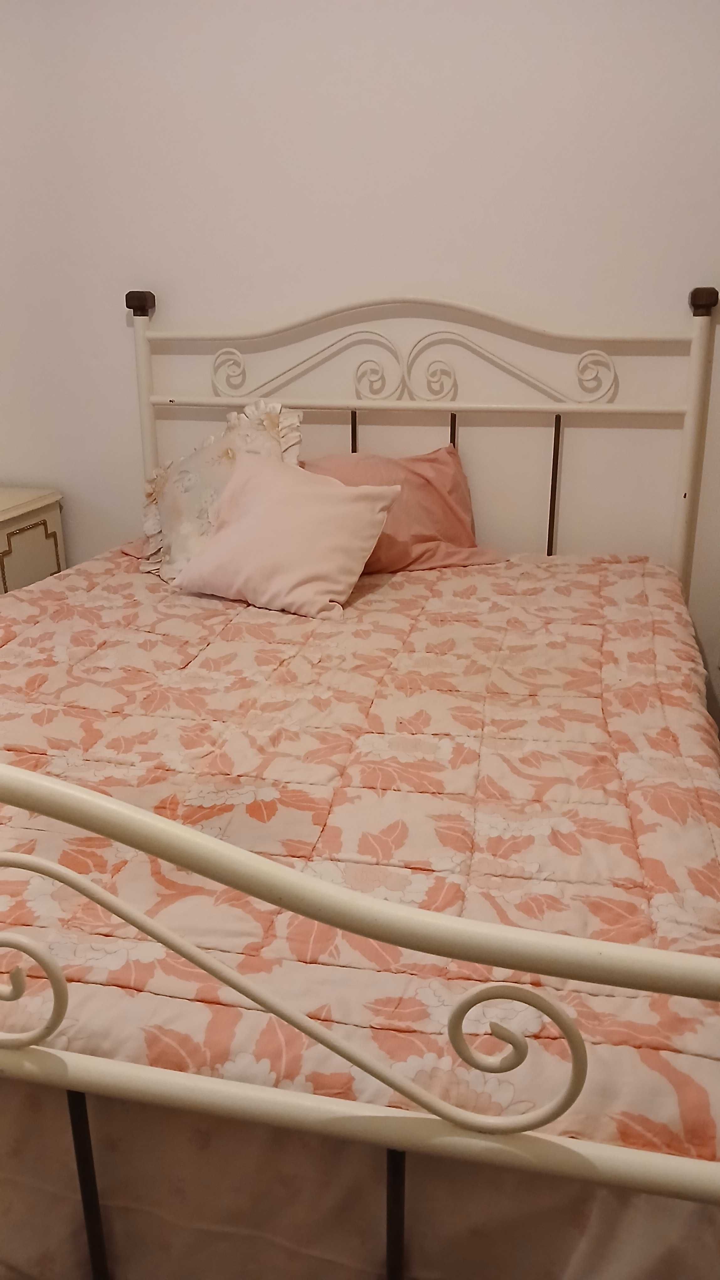 Cama de ferro muito mimosa com colchão