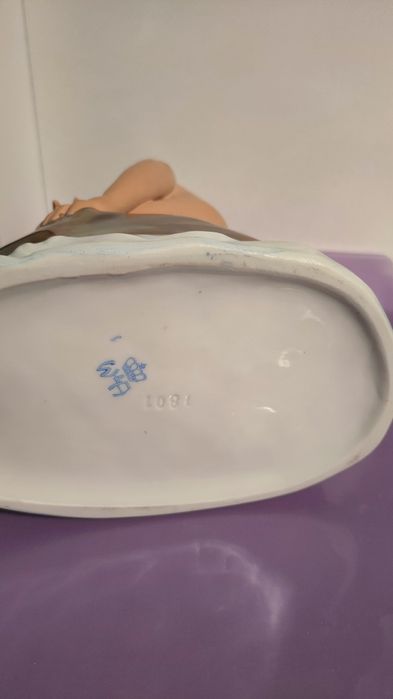 Фарфоровая статуэтка